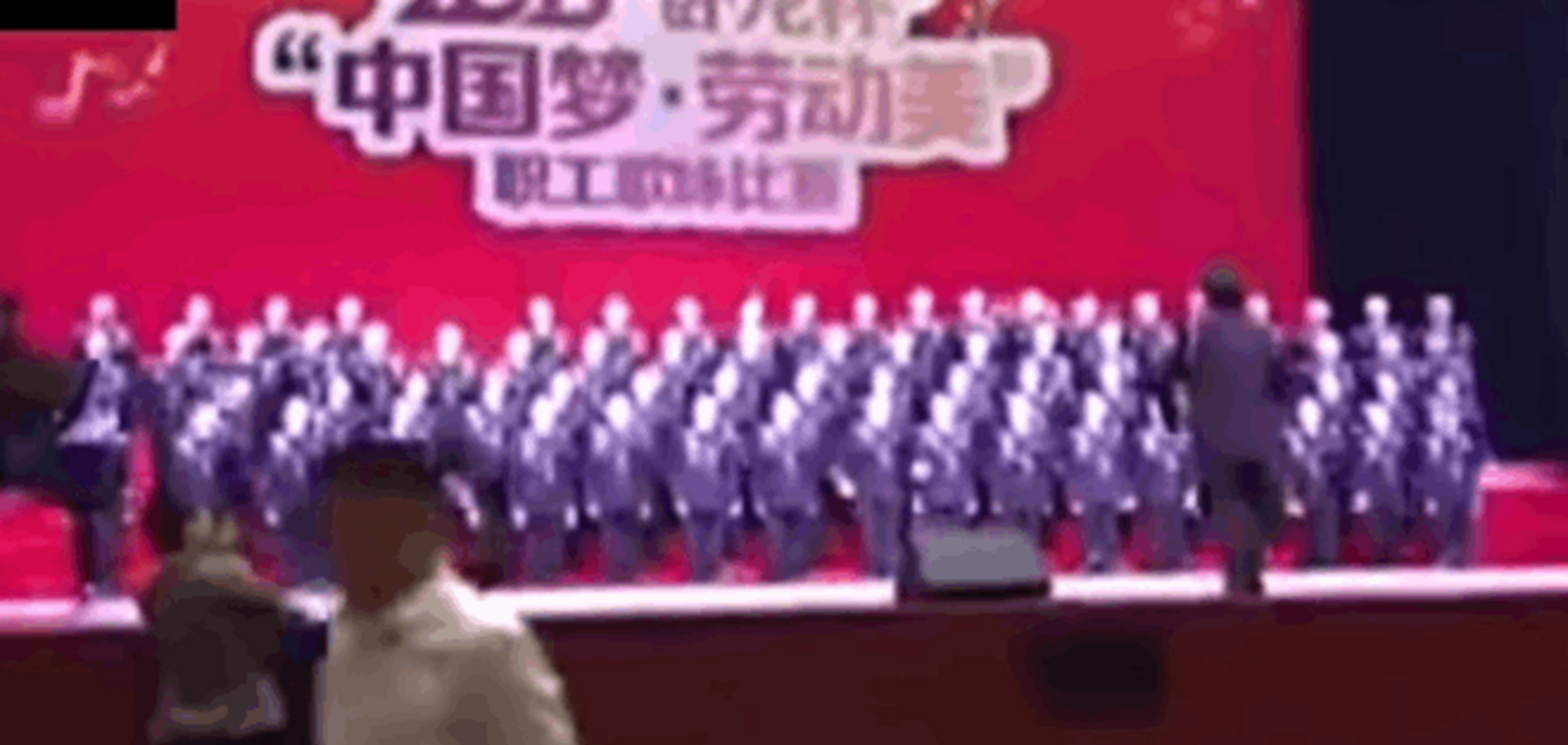 НП в Китаї: хор з 80 осіб провалився під сцену. Опубліковано відео