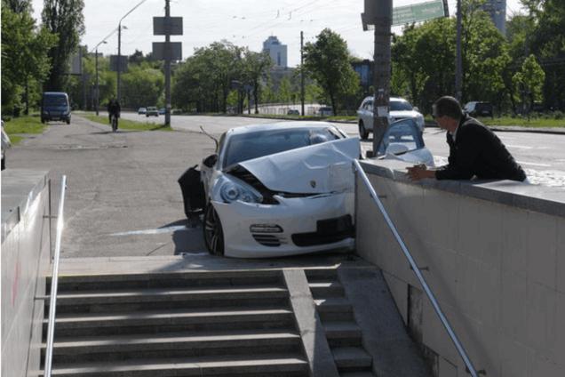 В Киеве Porshe врезался в подземный переход: опубликованы фото