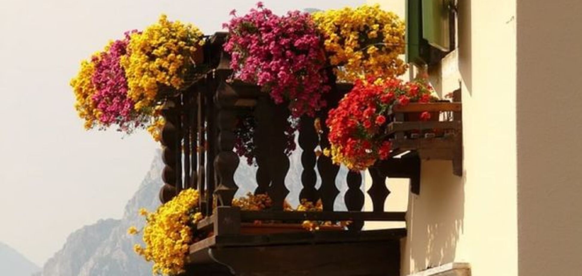 Итальянское издание рассказало, как создать весеннее настроение на балконе