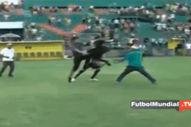 Настоящий Гондурас: футболист влетел фанату прямой ногой в голову