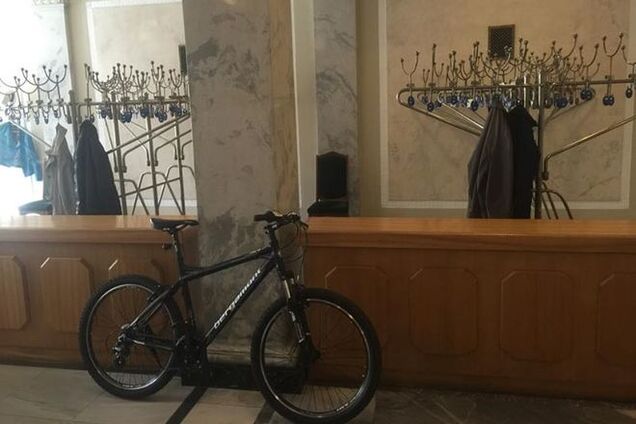 У кулуарах Ради припаркували велосипед. Фотофакт