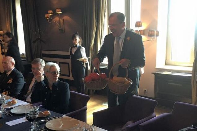 Лавров подарил госсекретарю США помидоры и картошку