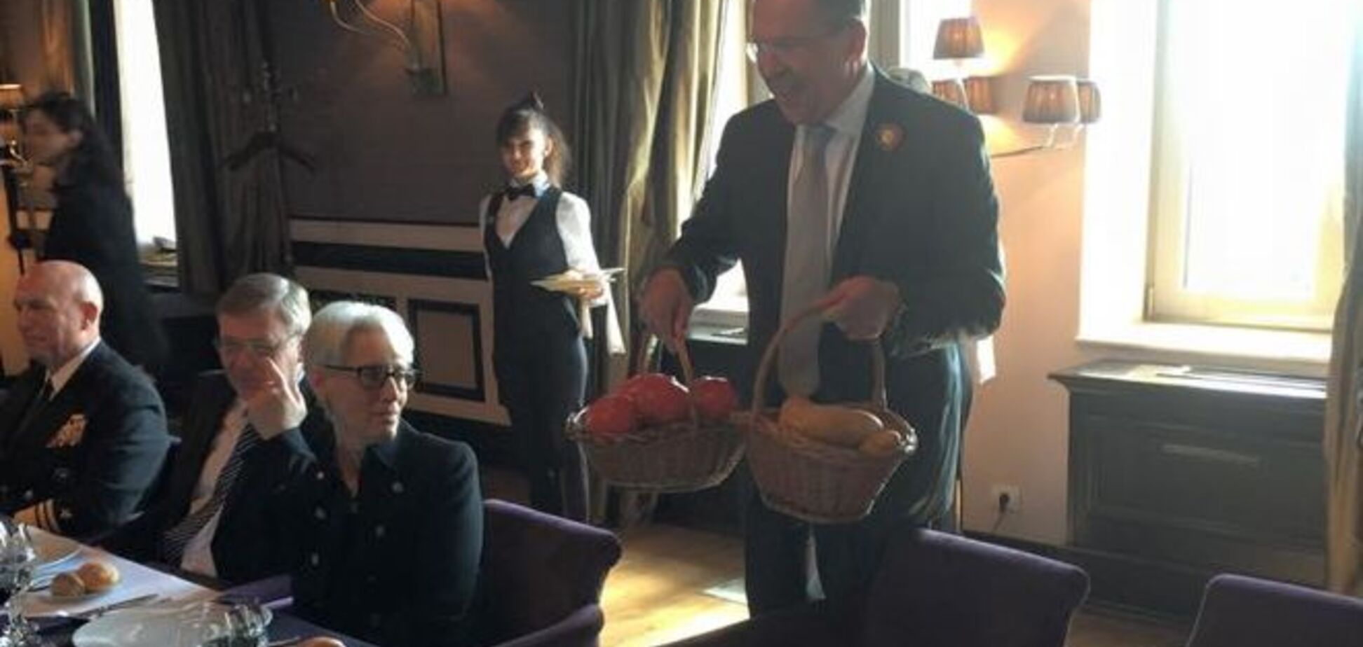 Лавров подарував держсекретареві США помідори і картоплю