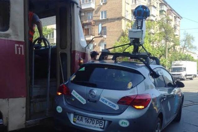 В Киеве Google-мобиль врезался в трамвай: фото аварии