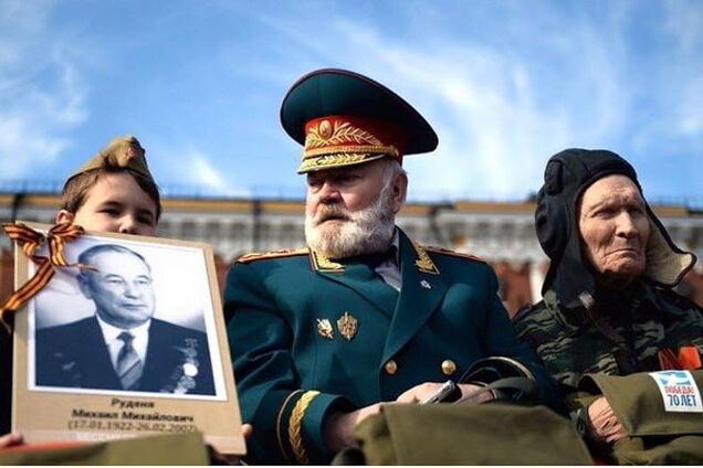 Так вы живы, Лаврентий Павлович? На параде в Москве обнаружили 'липового' маршала СССР: фотофакт