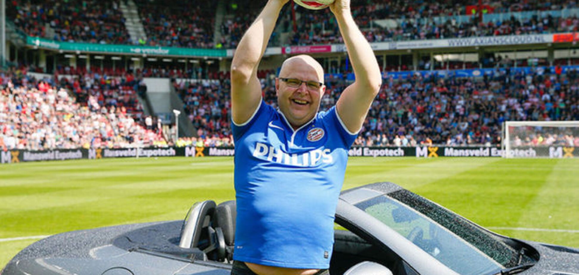 Невероятный фарт! Болельщик одним ударом выиграл Mercedes: эмоциональное видео