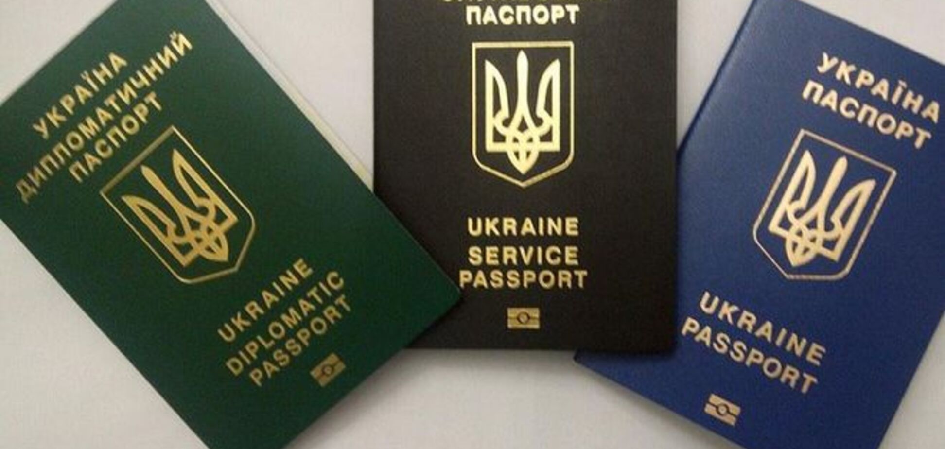 Порошенко ужесточил получение дипломатических паспортов