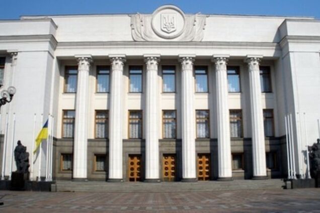 Стало известно, кто из нардепов приехал в Верховную Раду на велосипеде