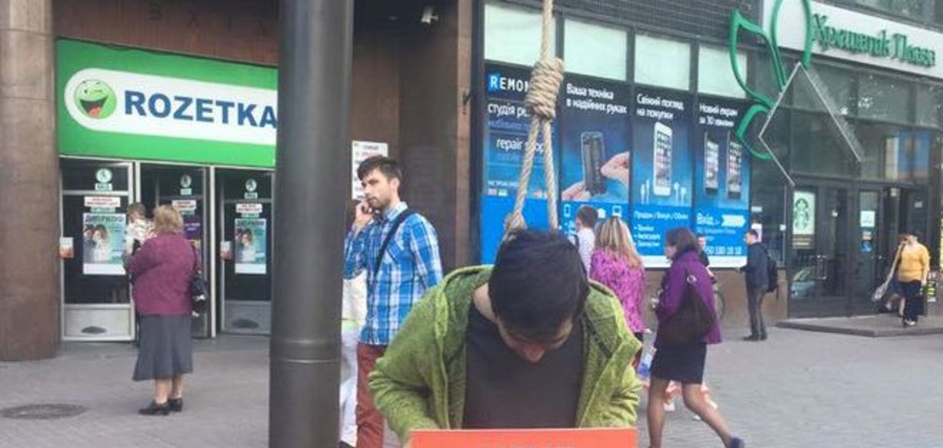 'Меня убили тарифы'. Киевляне 'вешаются' в центре города: фото флешмоба