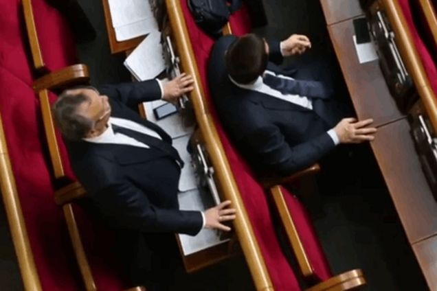 Депутати-кнопкодави знову попалися на гарячому: фото- і відеофакт