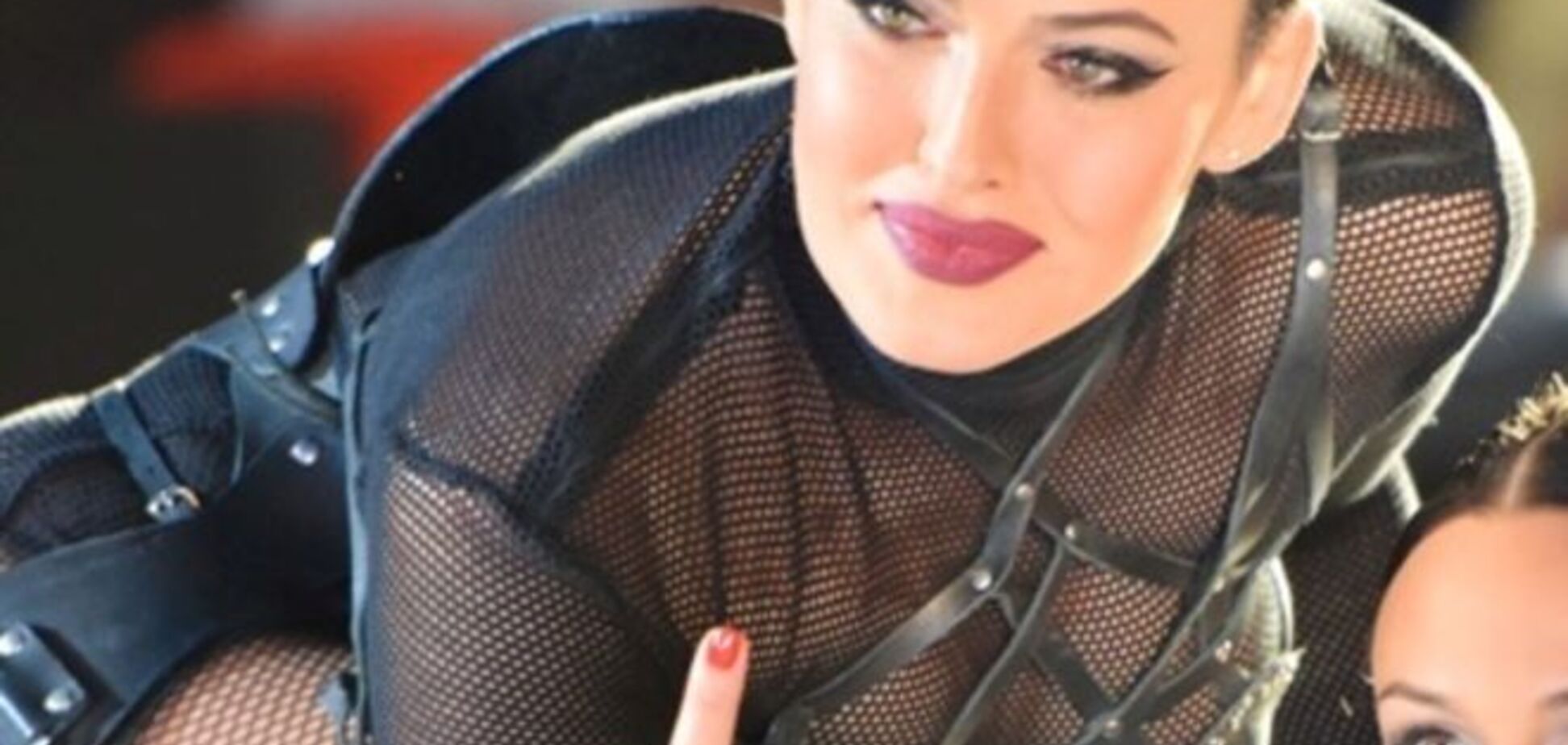 Даша Астафьева в садо-мазо образе показала фанатам средний палец