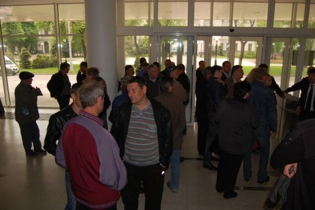 В Днепропетровске группа вооруженных людей захватила ЖЭК