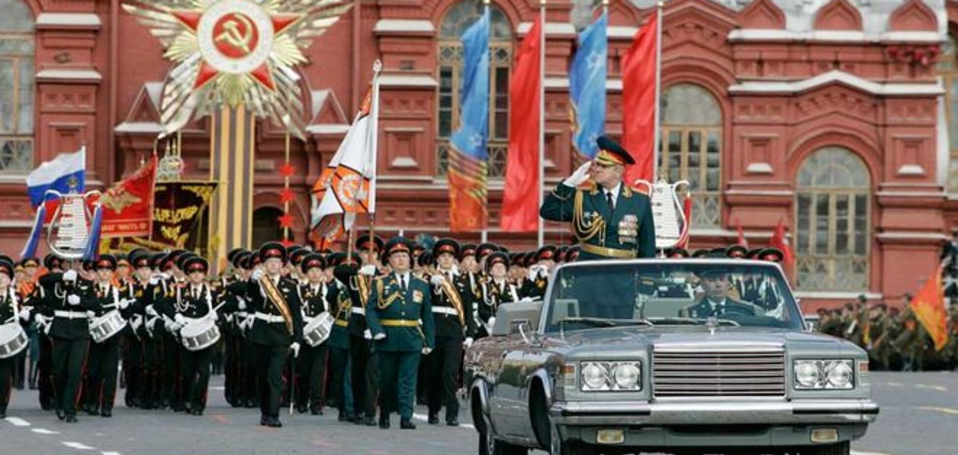 Навіть граніт не витримав: парад 'убив' бруківку в Москві