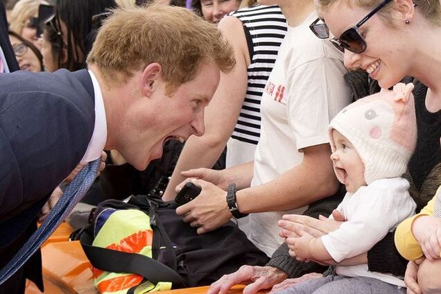 Самое милое фото дня: принц Гарри играет с веселым малышом