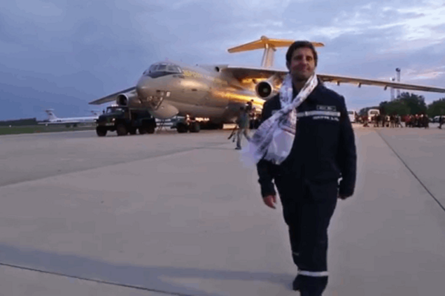 Епічна подорож! Опубліковано відео пророчих слів Шкіряка біля літака з Катманду