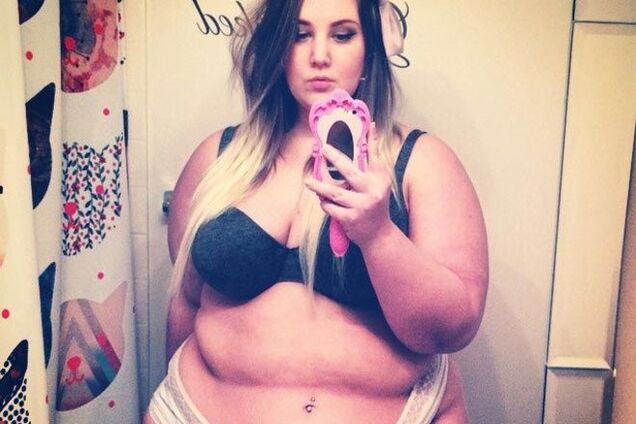 Уверенная в себе модель размера плюс делает селфи в нижнем белье