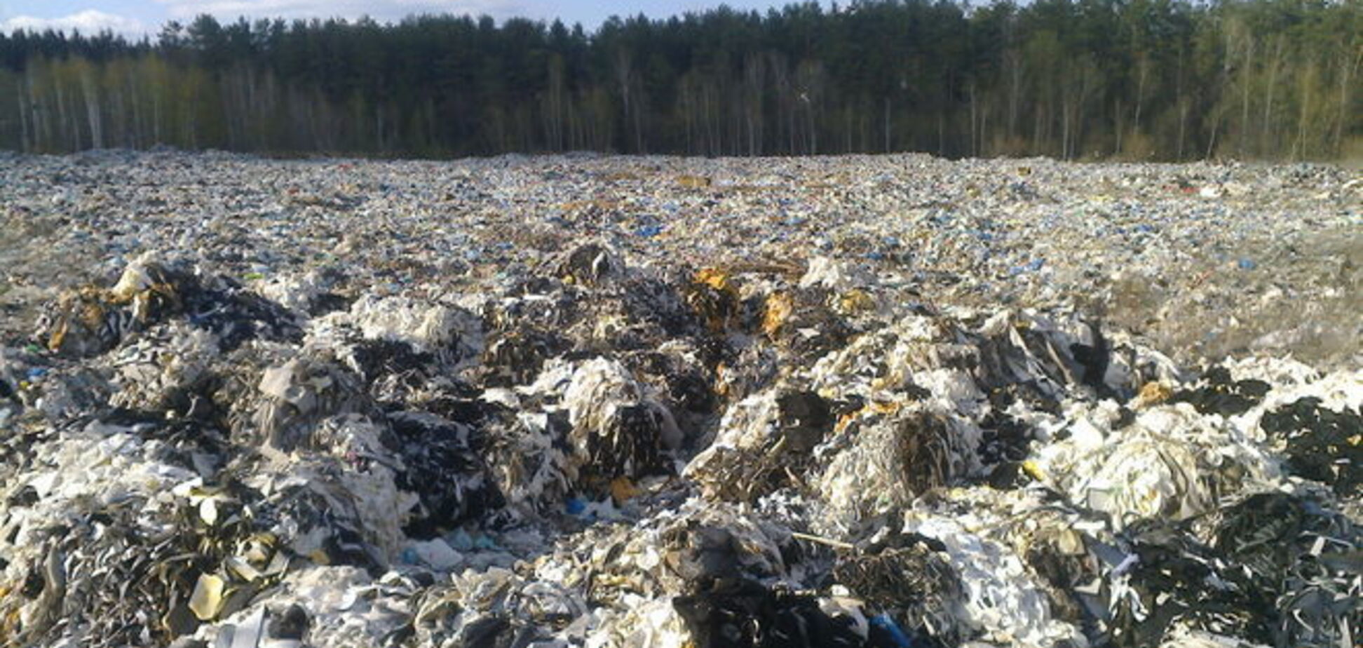 Опасно для жизни. Под Киевом вырос 'нелегальный' могильник