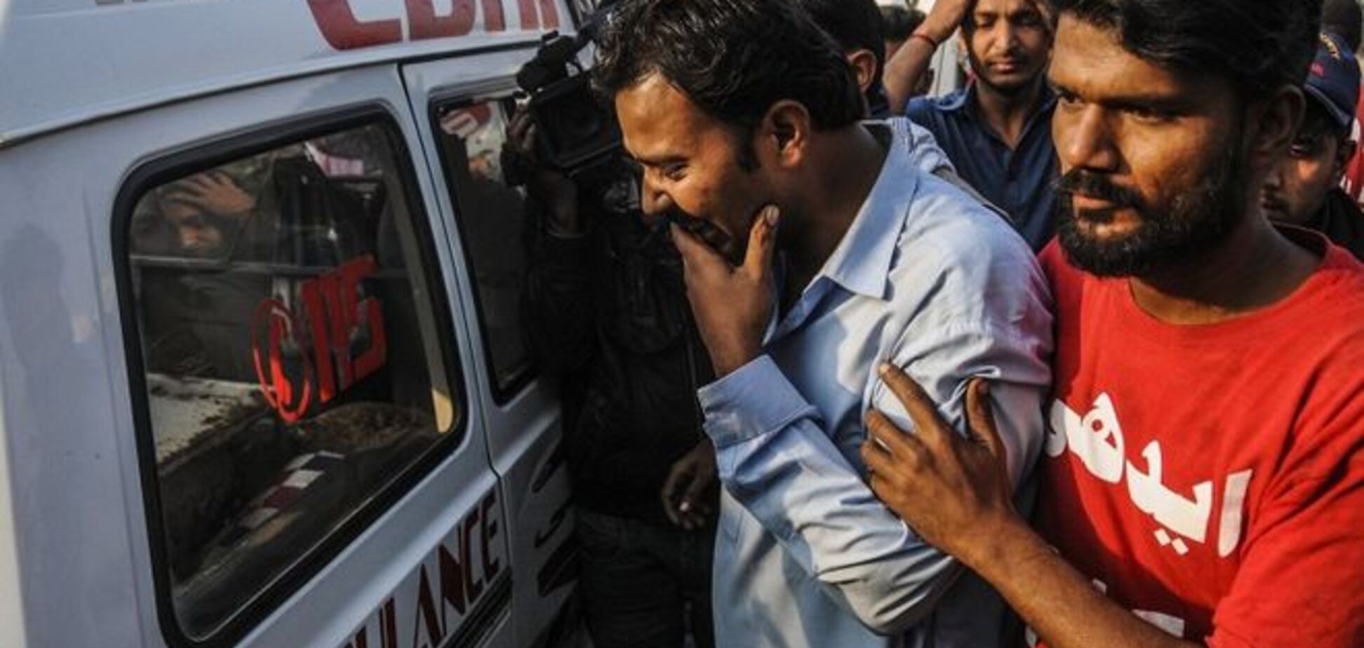 Десятки погибших: в Пакистане неизвестные расстреляли мусульманский автобус