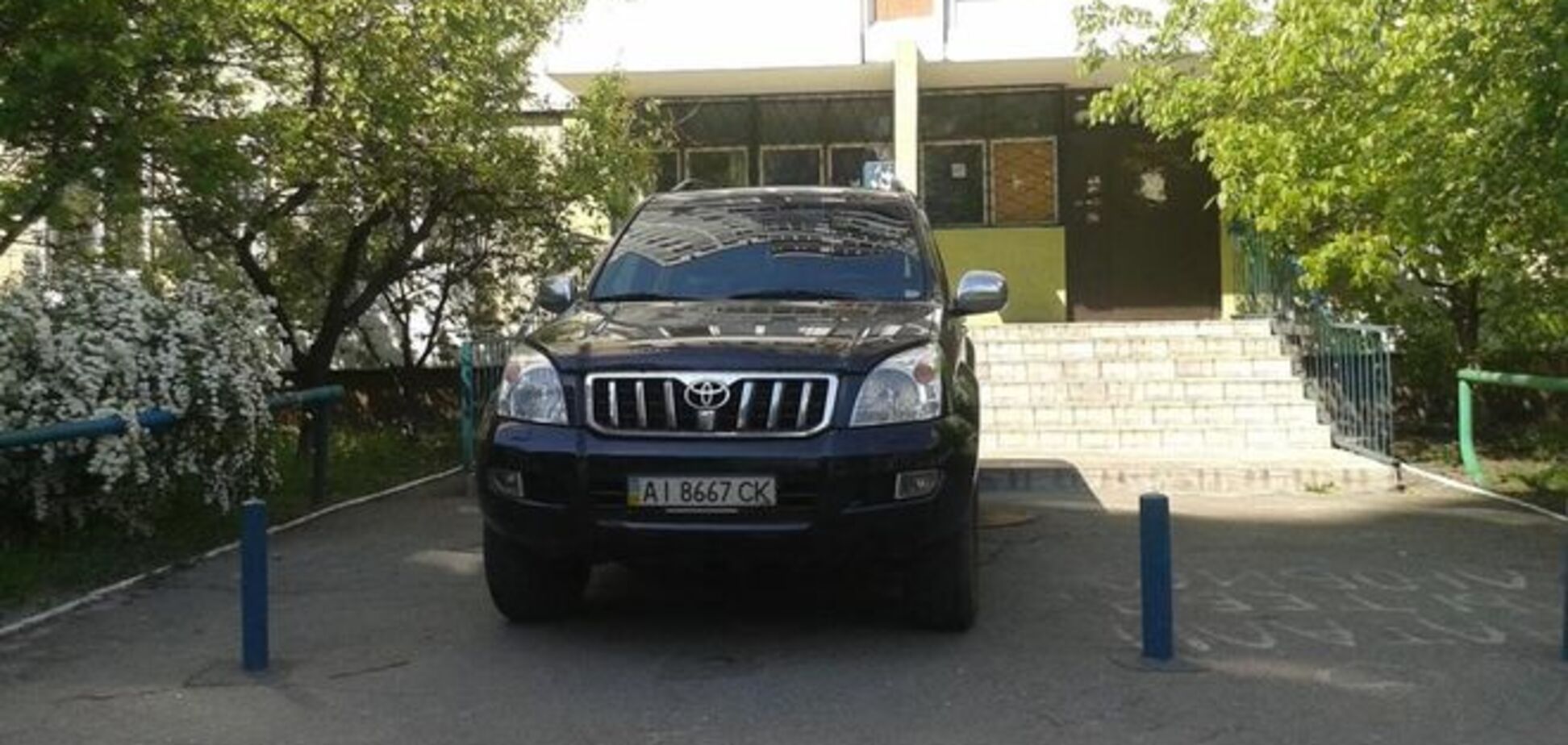 Троещинский 'герой парковки' перегородил подъезд многоэтажки