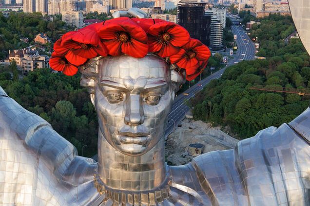 Маки на голове 'Родины-матери' оказались надувными: фотофакт