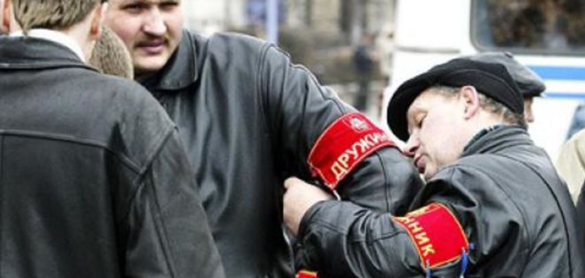 'Единая Россия' выпустит на улицы Москвы 'титушек' и казаков