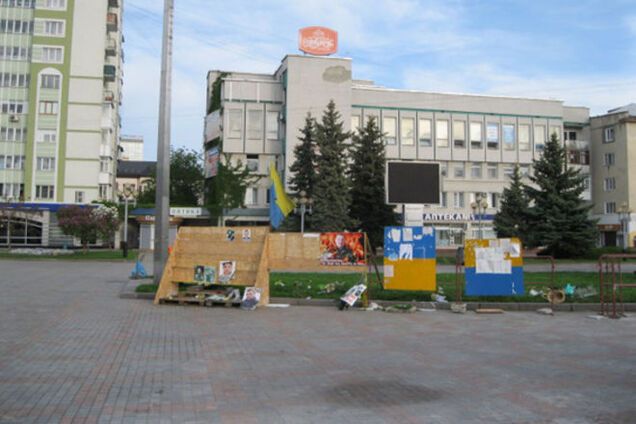 В Ривне душевнобольная уничтожила мемориал Героев Небесной сотни