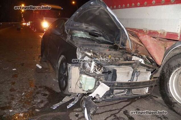 В Киеве иномарка 'нырнула' под грузовик: опубликованы фото ДТП