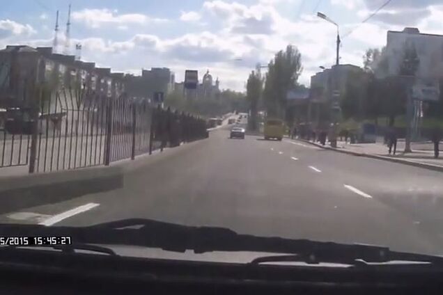 В Донецке танк террористов протаранил подземный переход. Видеофакт