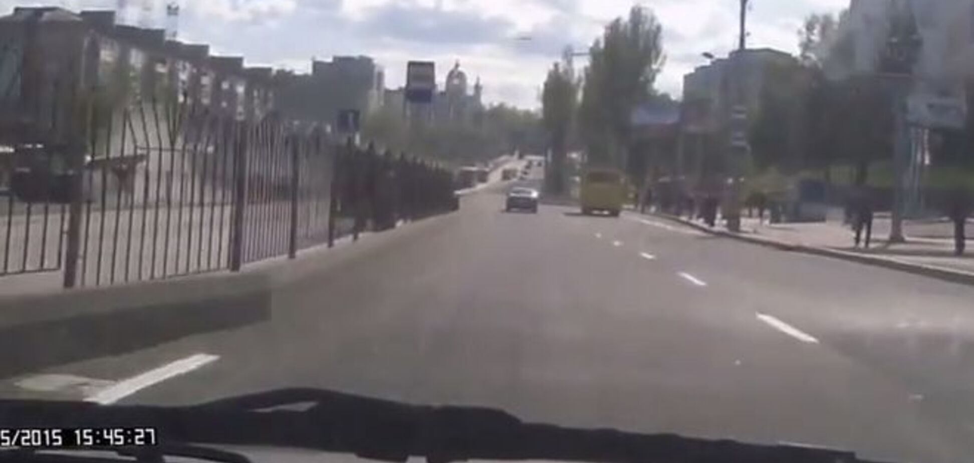 В Донецке танк террористов протаранил подземный переход. Видеофакт