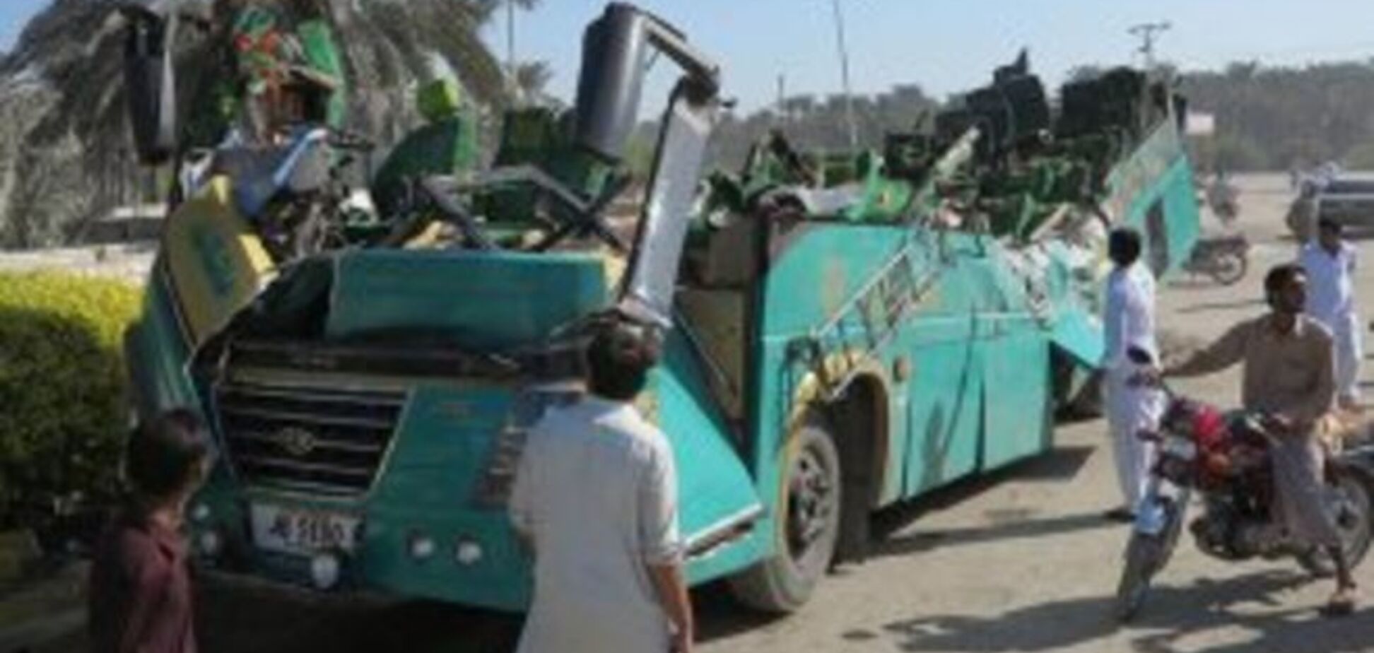 На месте расстрела автобуса в Пакистане нашли листовки 'Исламского государства'