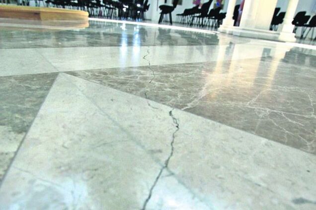 В Киеве главная святыня греко-католиков покрылась трещинами: фотофакт