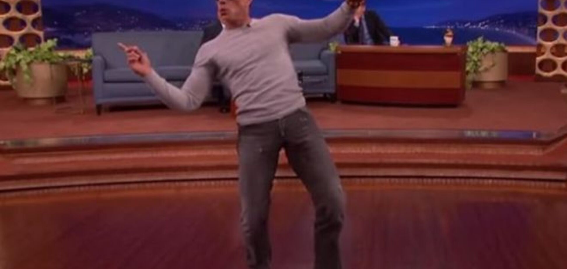 54-летний Ван Дамм исполнил свой танец из 'Кикбоксера'