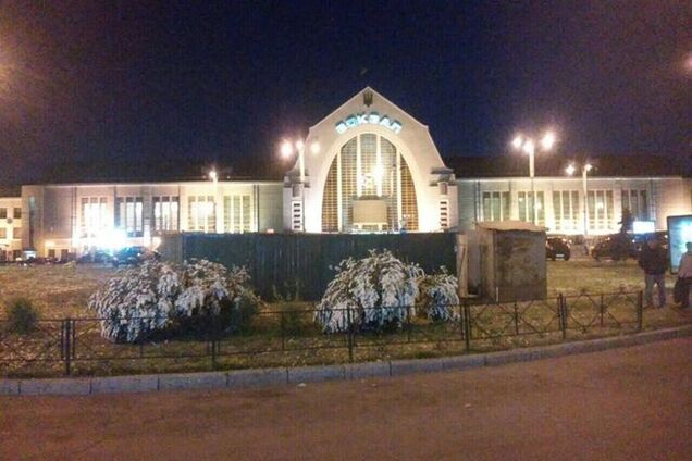 Возле вокзала в Киеве наглый застройщик захватил клумбу: фотофакт