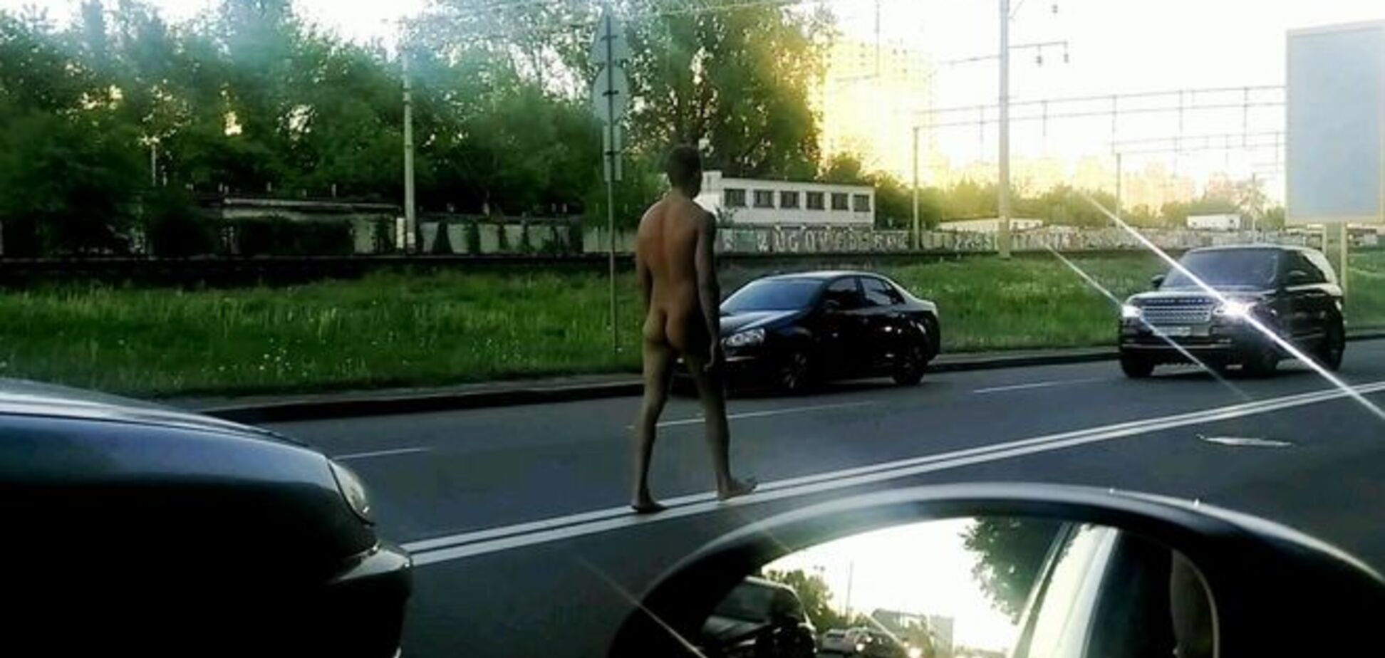 Голый марш. В Киеве нудист прогуливался по проезжей части: фотофакт