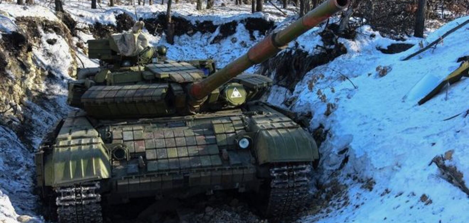 Террористы из танка расстреляли дом пенсионера на Луганщине