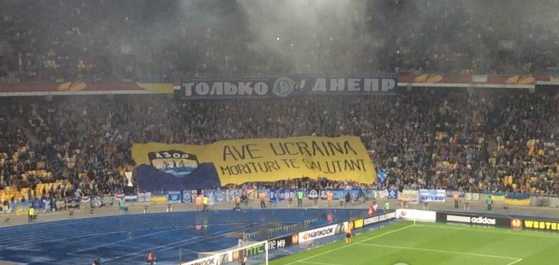 'Идущие на смерть приветствуют тебя': болельщики эффектно поддержали 'Днепр'