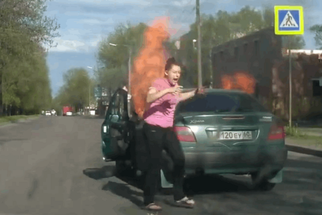 Курить вредно: россиянка одним движением сожгла свою машину