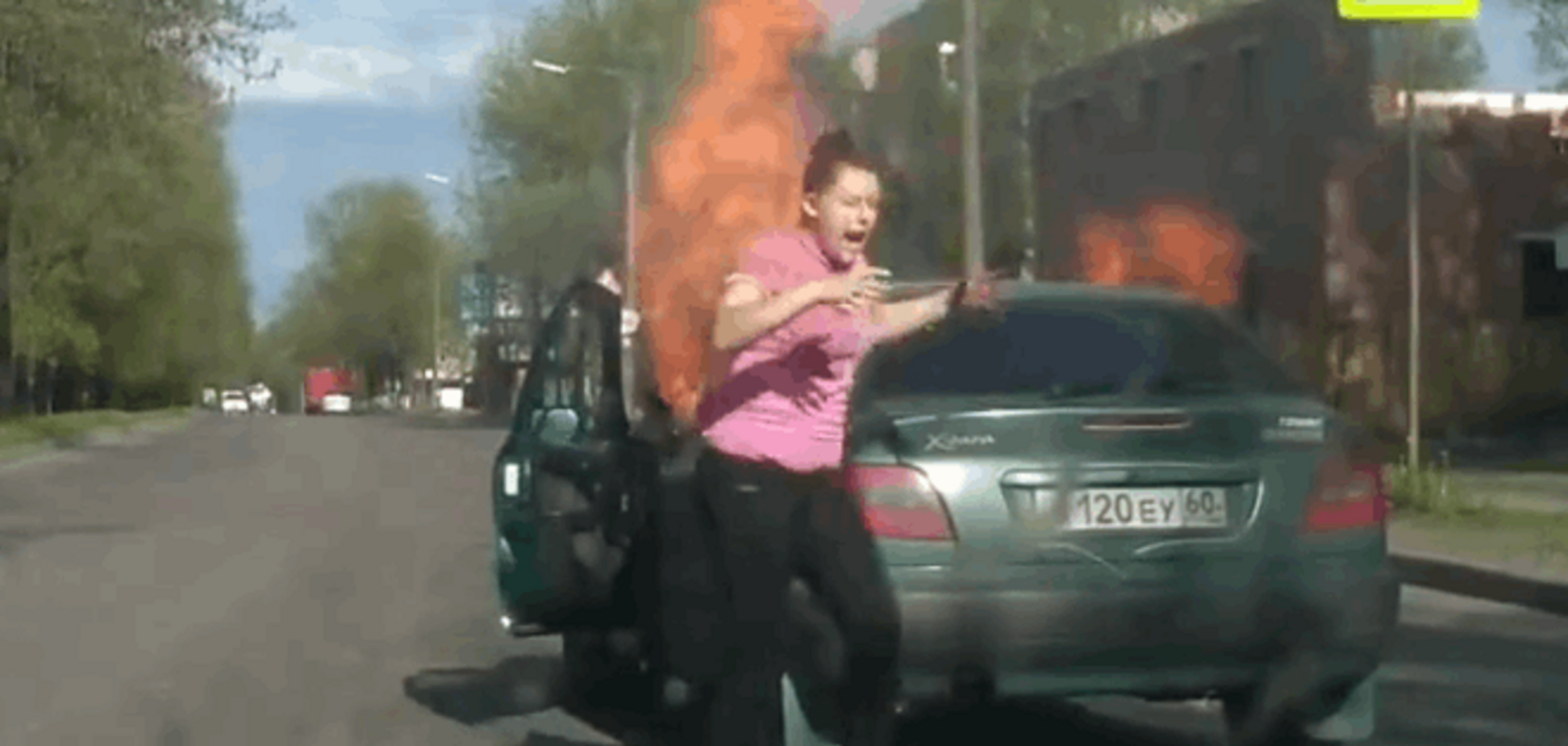 Курить вредно: россиянка одним движением сожгла свою машину