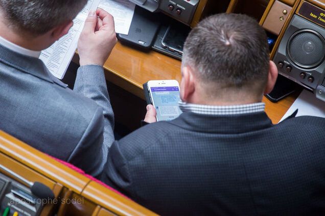 SMS-полювання в Раді: опубліковано листування по 'застряглих' грошах у банку Жеваго