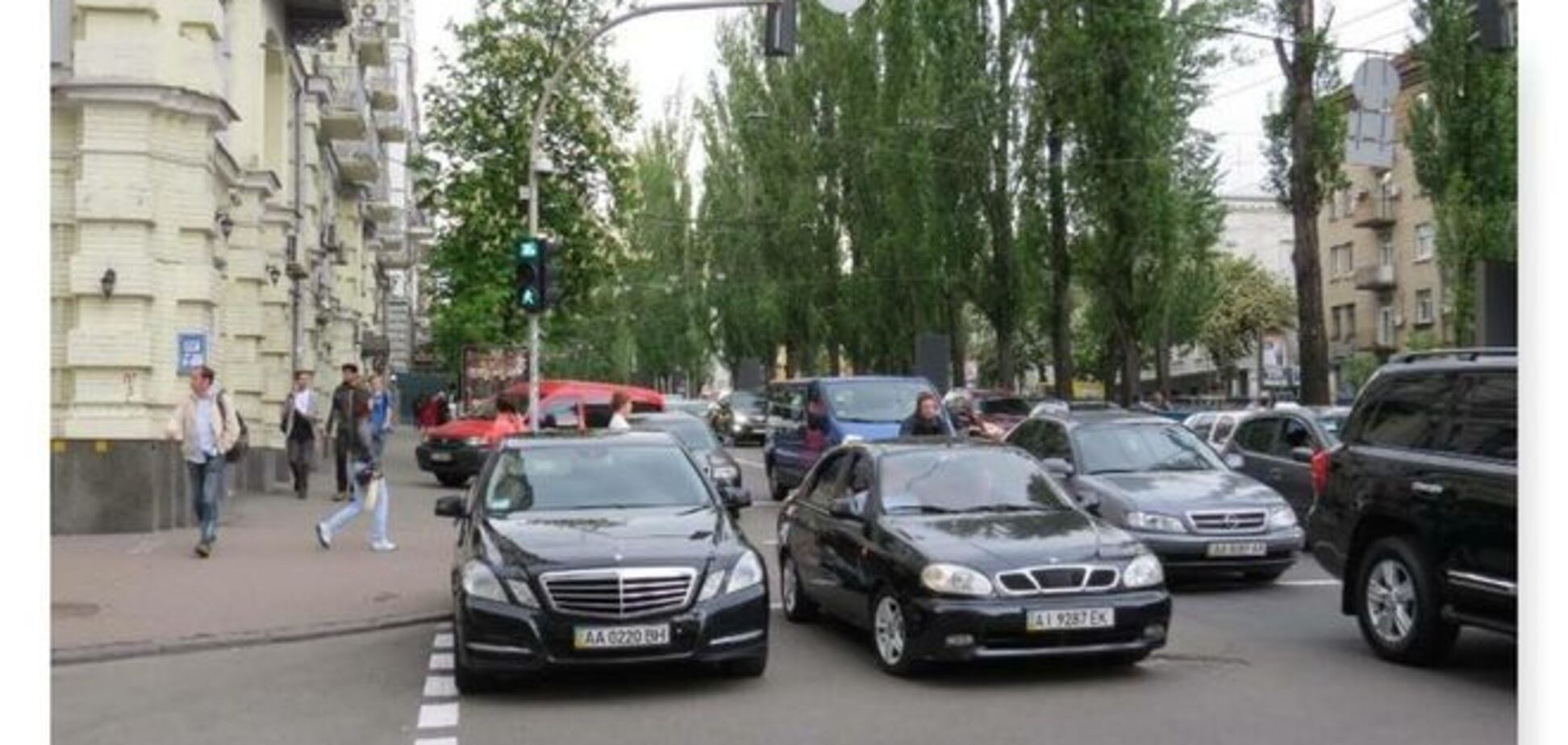 'Герой парковки': элитный Mercedes наплевал на правила в центре Киева