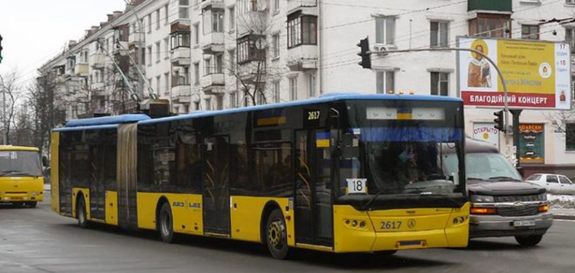В центре Киева 'герой парковки' остановил троллейбусы