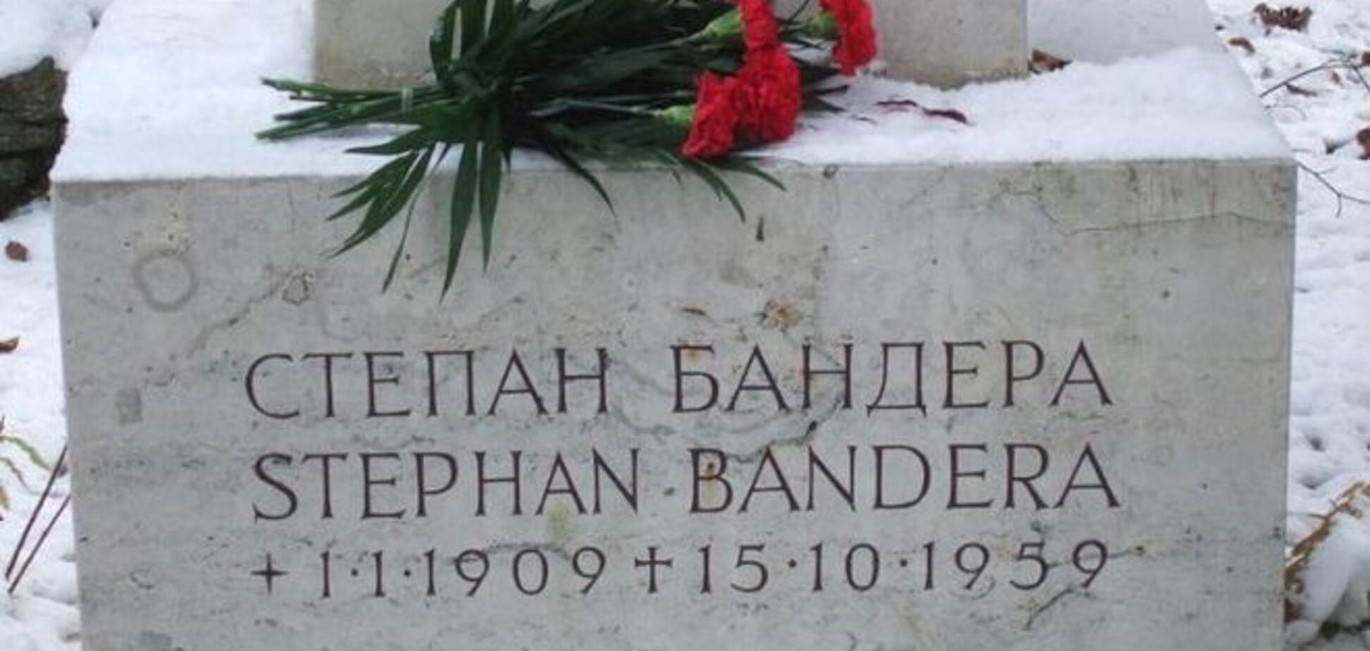 Примитивность кремлевских агентов: над памятником Бандере снова надругались