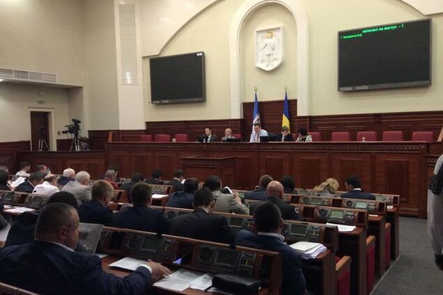 В Киеве ко Дню Независимости демонтируют всю коммунистическую символику