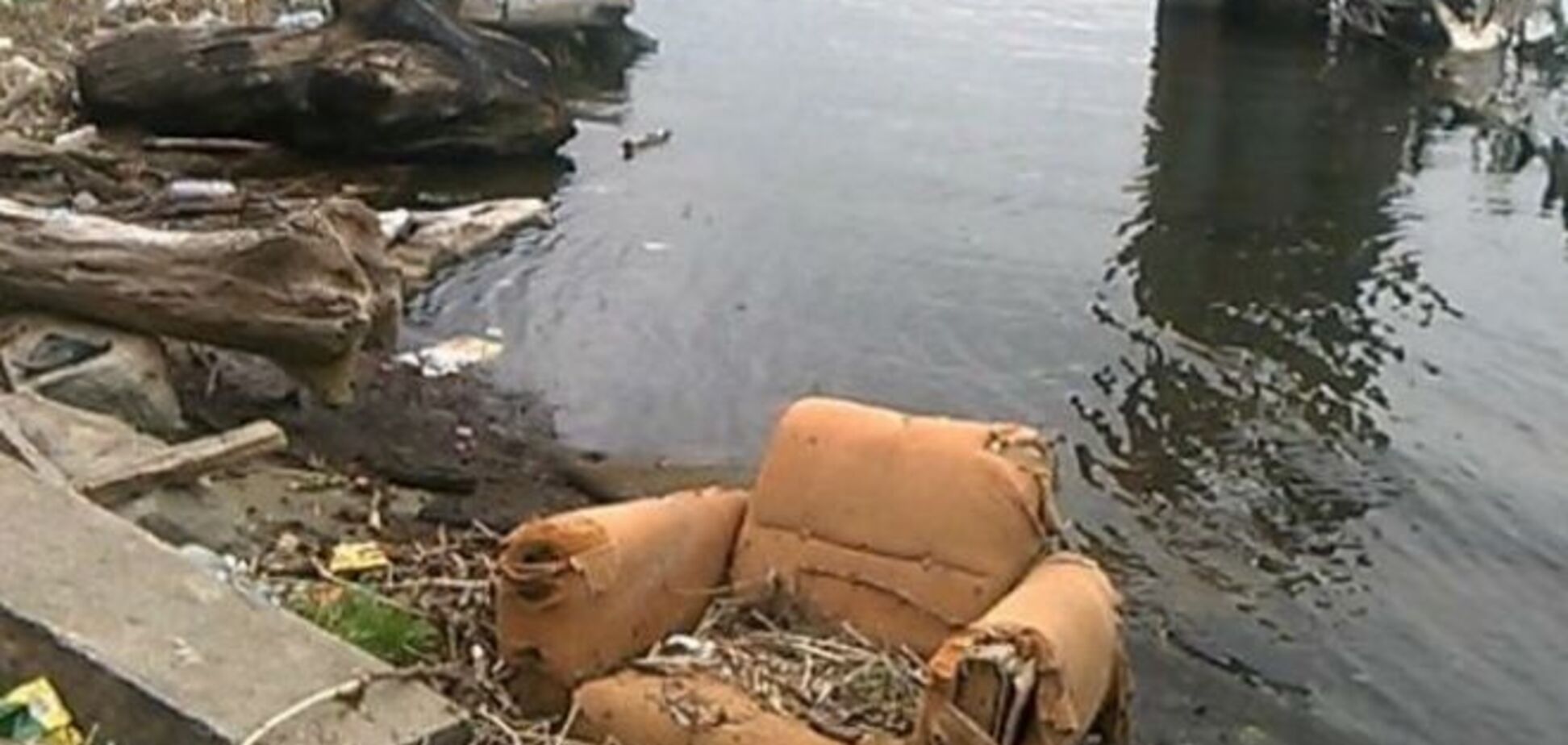 Набережная в Киеве превратилась в масштабную мусорную свалку: фотофакт