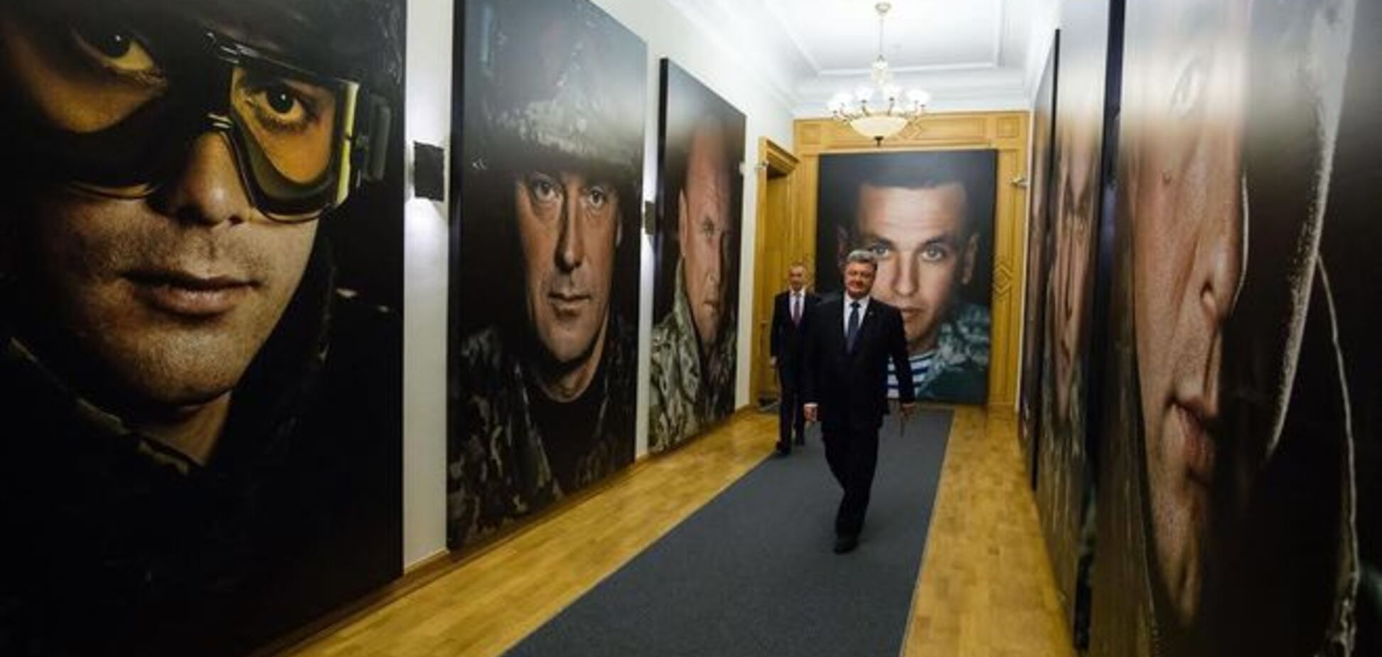Порошенко открыл у себя выставку фото бойцов АТО