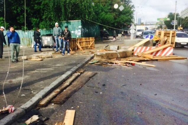 В Киеве водитель с двумя детьми протаранил дорожные знаки