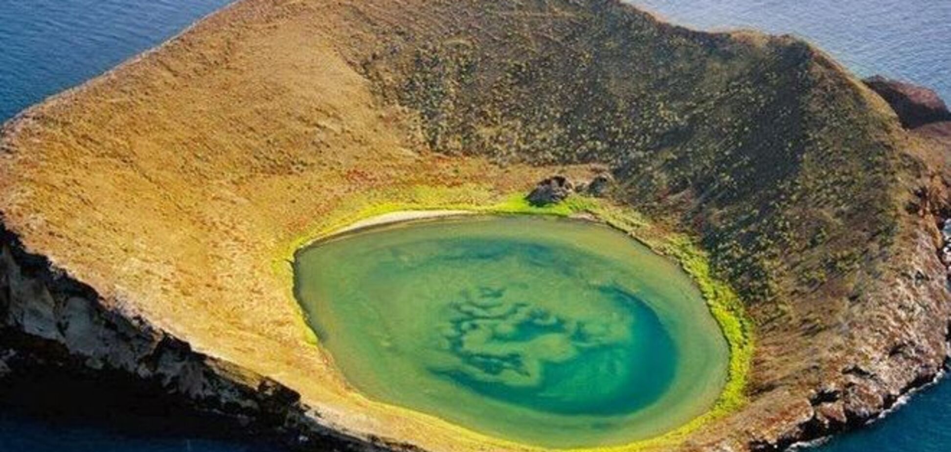 Необычный остров с кратером в Галапагосском архипелаге