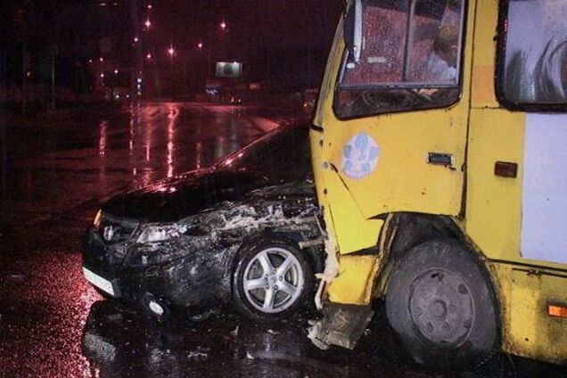 В Киеве маршрутка протаранила иномарку: пострадала пассажирка