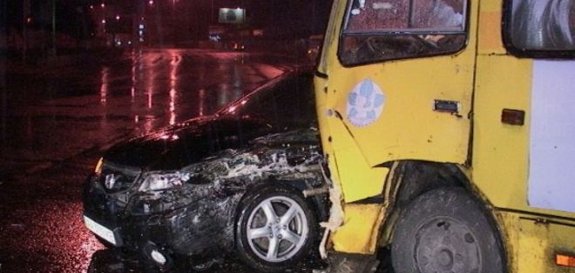 В Киеве маршрутка протаранила иномарку: пострадала пассажирка