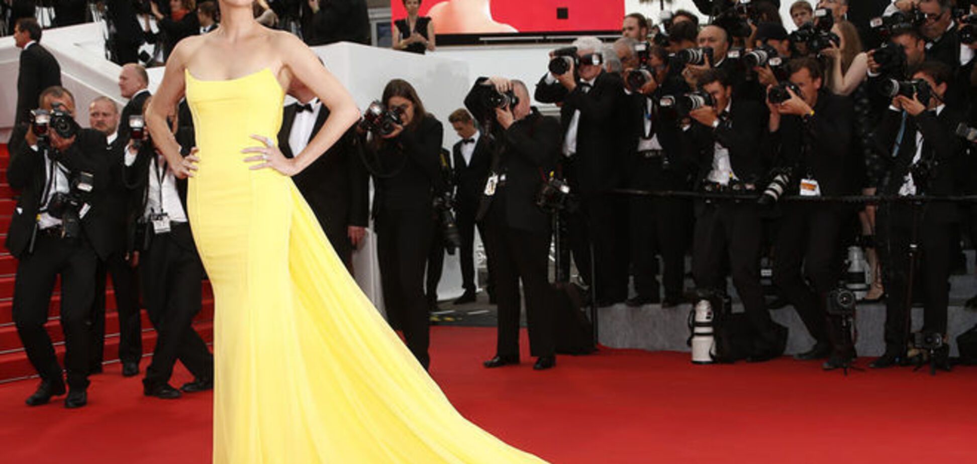 Невероятная красотка! 39-летняя Шарлиз Терон в желтом платье покорила Канны